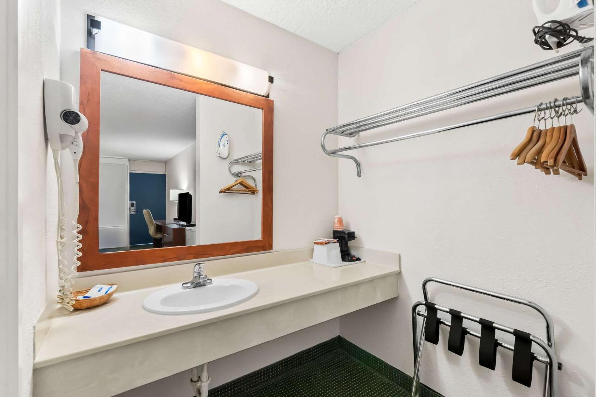 Rodeway Inn Dalton Εξωτερικό φωτογραφία